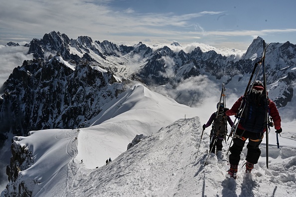 Illustration- Des alpinistes skient jusqu'à la Vallée Blanche, une vallée glaciaire située dans le massif du Mont-Blanc, le 16 mai 2020. Photo par PHILIPPE DESMAZES / AFP via Getty Images.