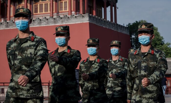Des policiers paramilitaires défilent à l'entrée de la Cité interdite à Pékin le 22 mai 2020. (Nicolas Asfouri/AFP via Getty Images)