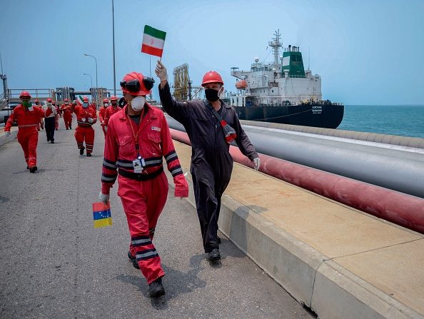 -Un travailleur de la compagnie pétrolière publique vénézuélienne agite un drapeau iranien dans l'État nord de Carabobo, Venezuela, le 25 mai 2020. Photo par - / AFP via Getty Images.