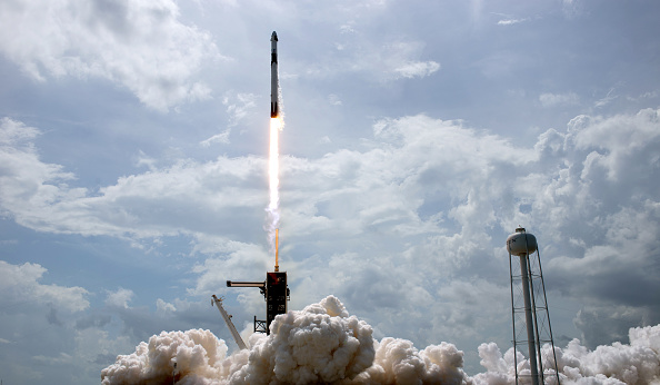Cette image de la NASA, une fusée SpaceX Falcon 9 transportant le vaisseau spatial Crew Dragon vers la Station spatiale internationale avec les astronautes de la NASA Robert Behnken et Douglas Hurley à bord, samedi 30 mai 2020. Photo by Bill Ingalls/NASA via Getty Images.