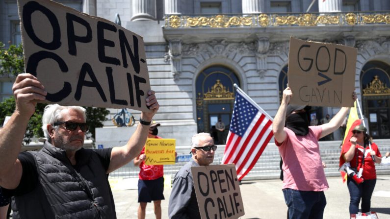 Des manifestants protestent contre le confinement décrété par le gouverneur de la Californie Gavin Newsom devant l'hôtel de ville de San Francisco le 1er mai 2020. (Justin Sullivan/Getty Images)