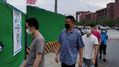 Coronavirus : les autorités du Xinjiang forcent les résidents à prendre des médicaments non éprouvés, selon les locaux