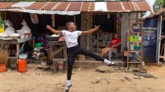 Nigéria : un jeune danseur, qui avait ému la toile en dansant pieds nus sous la pluie, a reçu une bourse d’étude