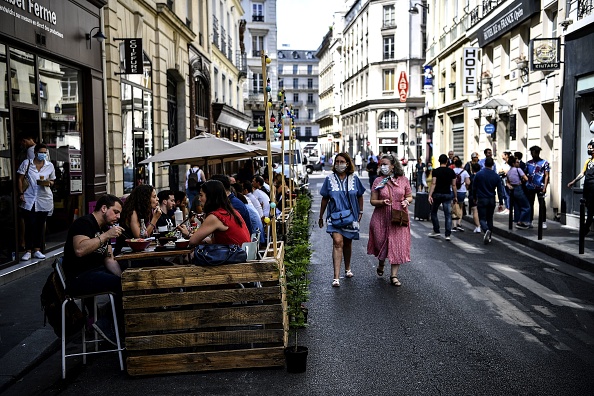 Paris. L'extension des terrasses des bars et restaurants sur l'espace public parisien restera en vigueur jusqu'en juin 2021. (Photo : CHRISTOPHE ARCHAMBAULT/AFP via Getty Images)