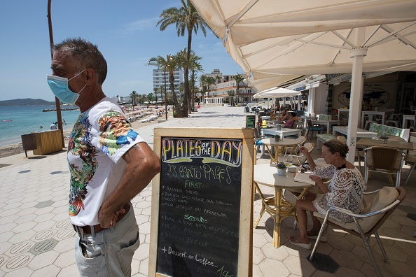 -Un serveur attend les clients dans un restaurant près de Plage de Figueretas à Ibiza le 30 juillet 2020. Photo par JAIME REINA / AFP via Getty Images.
