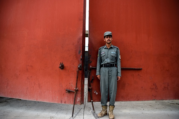 -Une personne de la sécurité devant une porte de la prison de Pul-e-Charkhi où des prisonniers talibans sont en train d'être potentiellement libérés, à la périphérie de Kaboul, le 31 juillet 2020. Photo par WAKIL KOHSAR / AFP via Getty Images.