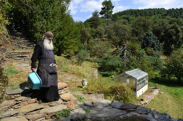 -Frère Jean, ancien photographe de mode français devenu moine orthodoxe, se promène dans le potager du monastère de Skite Sainte Foy le 29 juillet 2020, à Saint-Julien-des-Points, près d'Alès, sud de la France. Photo par Sylvain THOMAS / AFP via Getty Images.