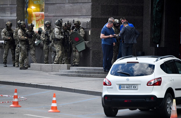 -Des membres de l'équipe spéciale se préparent à entrer dans une banque du centre de la capitale ukrainienne, Kiev, le 3 août 2020, où un homme a pris un otage. - Photo par Sergei SUPINSKY / AFP via Getty Images.