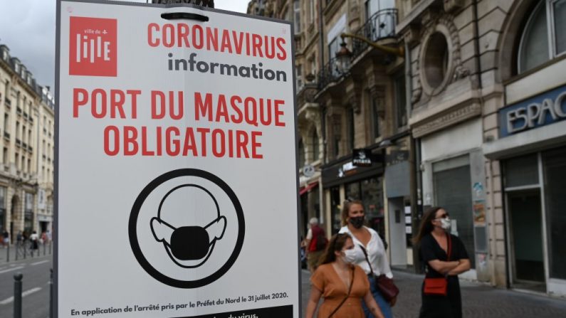 Cette photo prise le 3 août 2020 montre un panneau indiquant "Le port du masque de protection est obligatoire" dans une rue de Lille, dans le nord de la France (Photo by DENIS CHARLET/AFP via Getty Images)