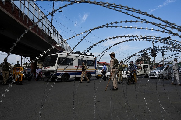 -La police monte la garde à un point de contrôle pendant un couvre-feu à Srinagar le 4 août 2020. Photo par TAUSEEF MUSTAFA / AFP via Getty Images.