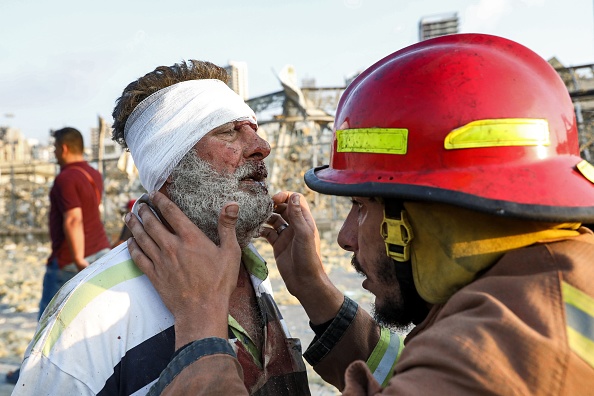 Corps gisant au sol, immeubles dévastés, carcasses de voitures : deux énormes explosions dans le port de Beyrouth ont fait mardi 4 août au moins 100 morts et des milliers de blessés. (Photo : ANWAR AMRO/AFP via Getty Images)