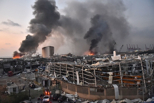 Deux énormes explosions ont secoué la capitale libanaise Beyrouth, blessant des dizaines de personnes, secouant des bâtiments et envoyant d'énormes panaches de fumée dans le ciel, le 4 Août 2020. (Photo : STR/AFP via Getty Images)