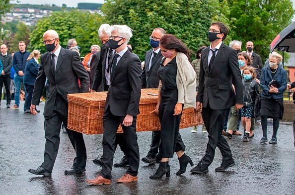 -Les obsèques de John Hume sont célébrés dans la cathédrale Saint-Eugène de Derry (Londonderry) en Irlande du Nord, le 4 août 2020, avec un public limité, coronavirus oblige. Photo par Paul Faith / AFP via Getty Images.