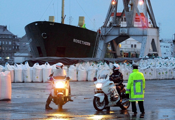 -Illustration- Un stock 1 200 tonnes d'engrais contenant des nitrates d'ammonium avant d'être chargé sur un bateau britannique, le 2 octobre 2001, au port de Saint Malo. Les autorités françaises ont décidé de retirer l'engrais, qui était conservé dans un entrepôt à Saint-Malo, à la suite de l'explosion de l'usine chimique AZF à Toulouse. Photo par Valery HACHE / AFP via Getty Images.