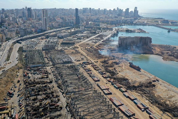 -Une vue aérienne montre les dégâts massifs causés aux silos à grains du port de Beyrouth et à la zone qui l'entoure le 5 août 2020, un jour après qu'une méga-explosion a déchiré le port au cœur de la capitale libanaise avec la force d'un tremblement de terre. Photo par - / AFP via Getty Images.