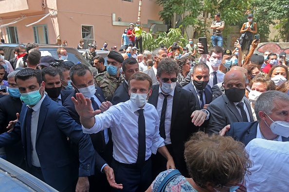 En visite à Beyrouth après une explosion dévastatrice, le président français Emmanuel Macron a réclamé le 6 août une enquête internationale et appelé à un "profond changement" de la part des dirigeants libanais, accusés d'incompétence et de corruption par une population en colère.  (Photo : -/AFP via Getty Images)