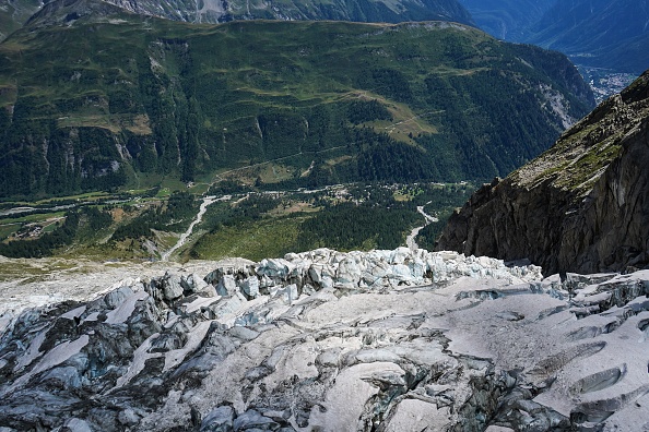 -Le 7 août 2020 nous voyons le glacier de Planpincieux des Grandes Jorasses, du côté italien du massif du Mont Blanc, avec le village de Courmayeur en arrière-plan, Val Ferret, nord-ouest de l'Italie. Photo par Andrea BERNARDI / AFP via Getty Images.