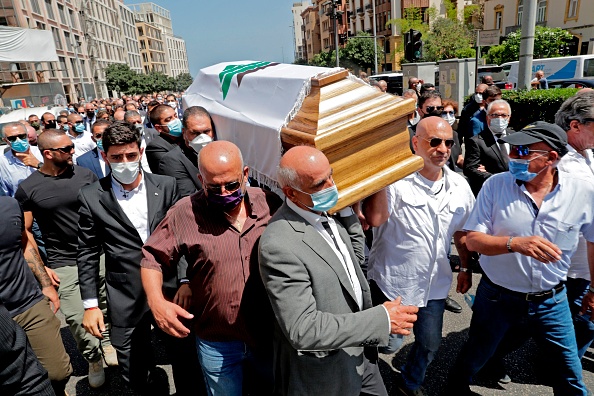 -Des membres du parti libanais Kataeb portent le cercueil du secrétaire général de leur parti, Nazar Najarian, tué par l'explosion  de Beyrouth le 4 août, obsèques  le 8 août 2020. Photo par ANWAR AMRO / AFP via Getty Images.