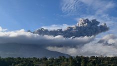 [Vidéo] Indonésie: le volcan Sinabung crache un énorme nuage de cendres