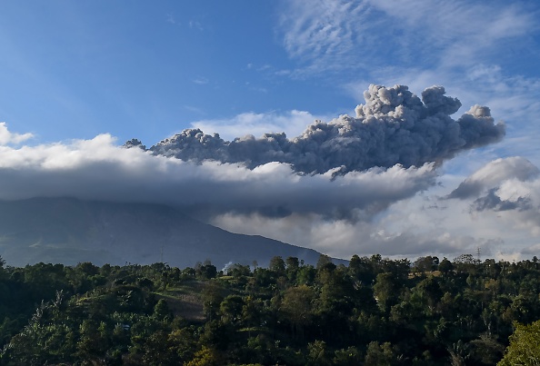 -Le volcan Sinabung crache des cendres lors de sa deuxième éruption vers le crépuscule vu du district de Karo, dans le nord de Sumatra, le 8 août 2020. Photo par ANTO SEMBIRING / AFP via Getty Images.