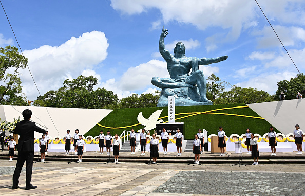 -Une chorale composée d'élèves du primaire se produit lors d'une cérémonie marquant le 75e anniversaire du bombardement atomique de Nagasaki, au parc de la paix de Nagasaki le 9 août 2020 Photo par JAPAN POOL VIA JIJI PRESS / JIJI PRESS / AFP via Getty Images.