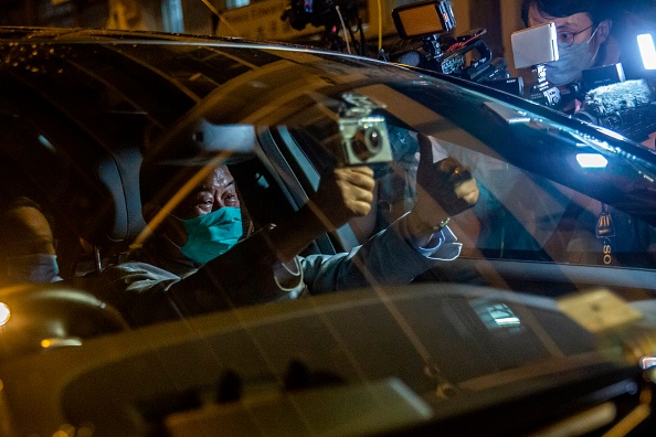 Le magnat des médias pro-démocratie de Hong Kong, Jimmy Lai, fait des gestes après avoir été libéré sous caution du poste de police de Mong Kok tôt le matin à Hong Kong le 12 août 2020. Photo par ISAAC LAWRENCE / AFP via Getty Images.