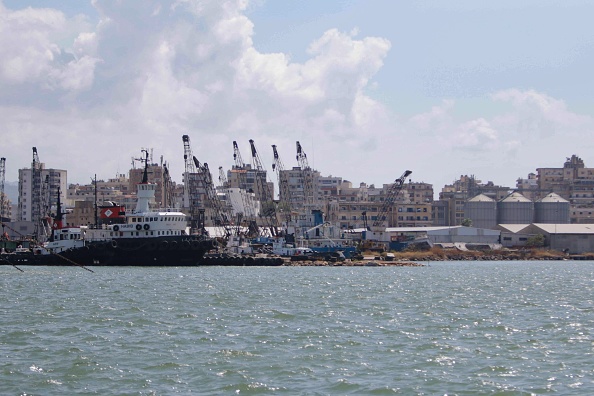 -Une vue générale montre le port de Tripoli dans le nord du Liban, le 10 août 2020. La ville de Tripoli, prépare son port pour remplacer temporairement celui de Beyrouth. Photo par Ibrahim CHALHOUB / AFP via Getty Images.