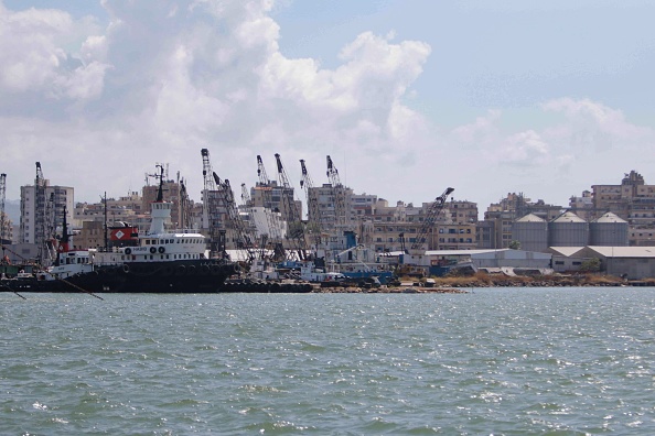 -Une vue générale montre le port de Tripoli dans le nord du Liban, le 10 août 2020. La ville de Tripoli, prépare son port pour remplacer temporairement celui de Beyrouth. Photo par Ibrahim CHALHOUB / AFP via Getty Images.