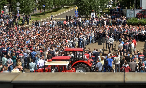 -Le directeur général de l'usine de tracteurs de Minsk s'adresse aux employés pour exprimer leur solidarité avec les récents rassemblements de partisans de l'opposition. Photo SERGEI GAPON/AFP via Getty Images.
