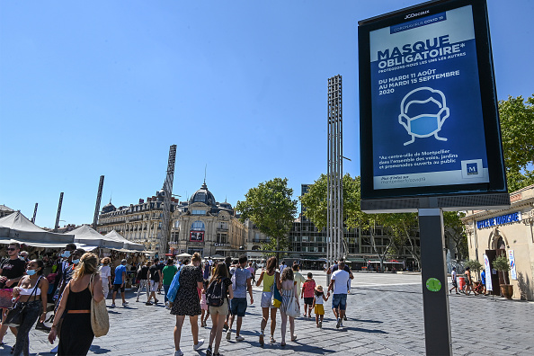 Panneau d'affichage portant l'inscription "Masque obligatoire au centre-ville de Montpellier", le 14 août 2020. (Photo : PASCAL GUYOT/AFP via Getty Images)