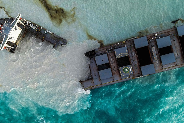 -Le 16 août 2020 le vraquier MV Wakashio échoué près de l'île Maurice, s'est brisé en deux près du parc marin de Blue Bay, à Maurice. Photo de STRINGER / AFP via Getty Images.