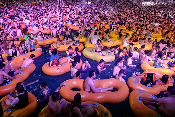 Le 15 août dernier, le Maya Beach Water Park était rempli à ras bord de fêtards en maillot de bain, dansant étroitement côte à côte au son d'une musique électronique - et visiblement sans aucun masque à l'horizon. (Photo STR/AFP via Getty Images)
