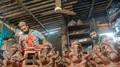 En Inde, des potiers musulmans se mettent aux statues de Ganesh