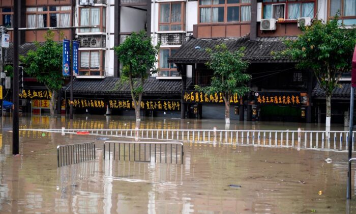 Une rue inondée à Chongqing, une ville située dans le sud-ouest de la Chine, le 19 août 2020. (STR/AFP via Getty Images)