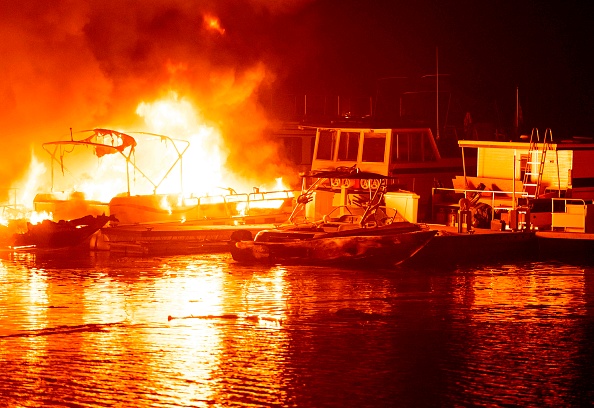 Des bateaux brûlent sur le lac Berryessa lors de l'incendie du LNU Lightning Complex à Napa, Californie, le 19 août 2020. (Photo : JOSH EDELSON/AFP via Getty Images)