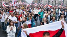 Des dizaines de milliers de Bélarusses manifestent à Minsk contre le pouvoir (AFP)