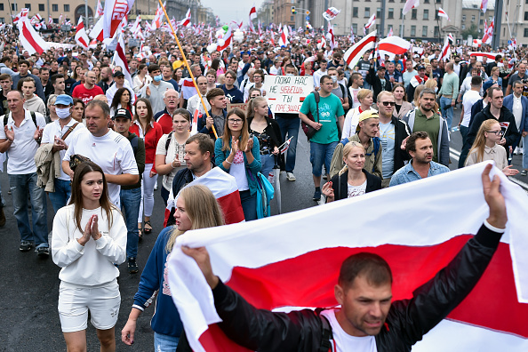 -Des partisans de l'opposition défilent pour protester contre les résultats contestés des élections présidentielles à Minsk le 23 août 2020. Photo de Sergei GAPON / AFP via Getty Images.