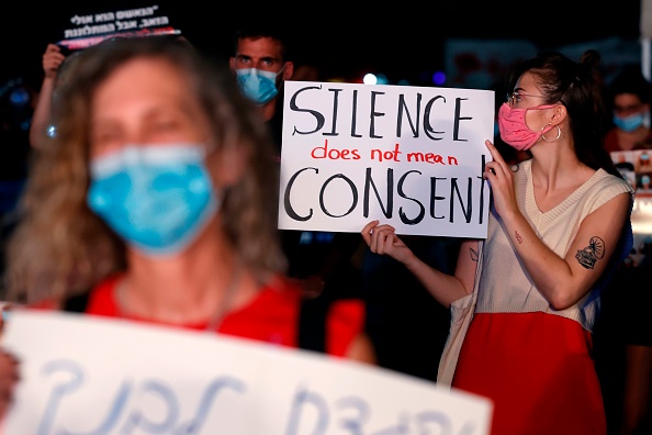 -Une manifestation à Tel Aviv le 23 août 2020, pour dénoncer les violences sexuelles à l'égard des femmes à la suite du viol collectif présumé d'un jeune de 16 ans. Photo par JACK GUEZ / AFP via Getty Images.