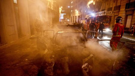 Violences à Paris après la défaite du PSG: 15 personnes jugées mardi, enquêtes sur le pillage de bijouteries