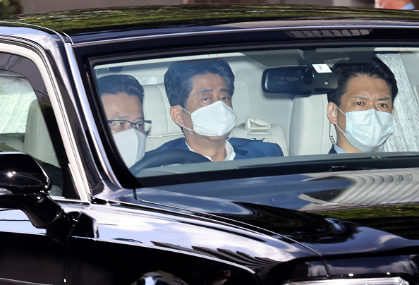 -Le Premier ministre japonais Shinzo Abe arrive dans un hôpital de Tokyo le 24 août 2020. Photo par STR / JIJI PRESS / AFP via Getty Images.