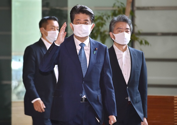 -Le Premier ministre japonais Shinzo Abe devrait tenir une conférence de presse le 28 août pour discuter de sa santé après deux récentes séries de contrôles médicaux. Photo par Kazuhiro NOGI / AFP via Getty Images.