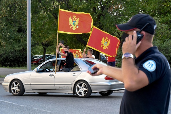 -Les partisans du président du Monténégro Milo Djukanovic, agitent le drapeau monténégrin à Podgorica, le 27 août 2020. Photo par Savo PRELEVIC / AFP via Getty Images.
