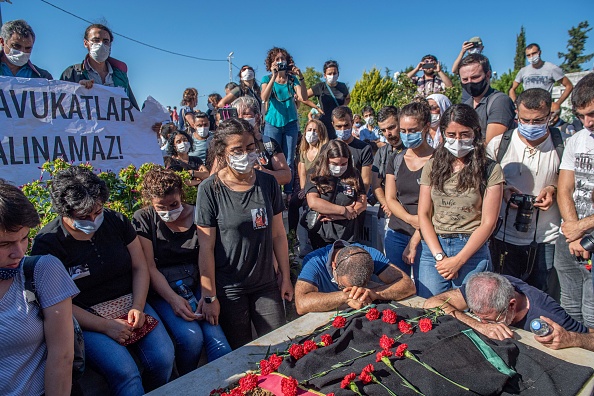 Des parents et amis sont en deuil lors des funérailles de l'avocate turque Ebru Timtik dans le quartier de Gazi à Istanbul, le 28 août 2020. (Photo : BULENT KILIC/AFP via Getty Images)