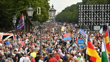 Près de 20.000 manifestants « anti-masques » de nouveau réunis à Berlin : « Non à la dictature sanitaire »
