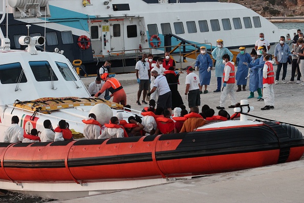 Les migrants sont transférés au port commercial de Lampedusa le 29 août 2020 depuis le patrouilleur des garde-côtes "CP-1319", qui les a transbordés du bateau de sauvetage civil "Louise Michel" à 50 miles au sud-est de l'île italienne. (Photo : MAURO SEMINARA/AFP via Getty Images)
