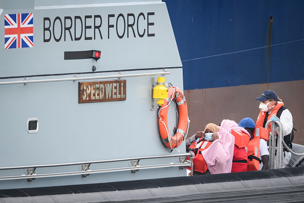 Des migrants arrivent au port à bord d'un navire de la Force frontalière après avoir été interceptés lors de la traversée de la Manche depuis la France dans de petites embarcations le 11 août 2020 à Douvres, en Angleterre. (Photo : Leon Neal/Getty Images)