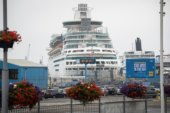 Les passagers se préparent à monter à bord d'un navire Brittany Ferries, le 14 août 2020 à Portsmouth, au Royaume-Uni. Le gouvernement britannique, citant une augmentation des cas de coronavirus, a réimposé une période de quarantaine de 14 jours pour les personnes arrivant de France après 4 heures du matin samedi.(Photo : Leon Neal/Getty Images)