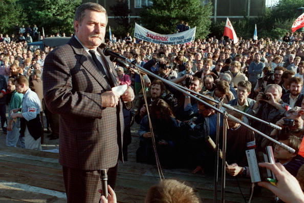 -Illustration- Le dirigeant polonais de Solidarnosc, le 31 août 1989 pour marquer le neuvième anniversaire de la signature des accords de Gdansk. Photo Wojtek Druscz / AFP via Getty Images.