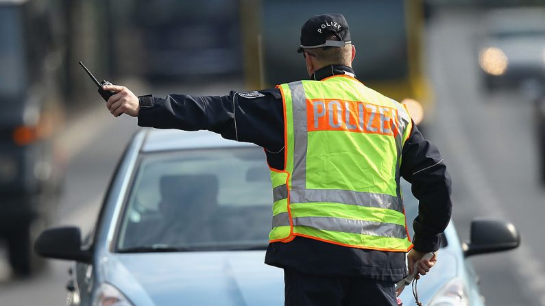 Un agent de police en Allemagne lors d'un contrôle routier (Crédit photo Sean Gallup/Getty Images)