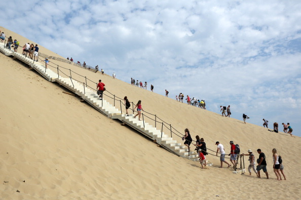 Port du masque rendu obligatoire sur le site de la Dune du Pilat dans le bassin d'Arcachon en Gironde. (Photo : NICOLAS TUCAT/AFP via Getty Images)